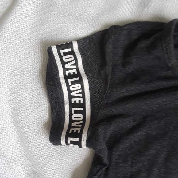 {Reflex} NWOT Gray and White Printed Sleeve Tee S - Picture 2 of 4